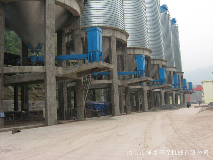 甘肅天水水泥廠庫側散裝機除塵器正(zhèng)常運行 甘肅天水水泥廠庫側散裝機除塵器正常運行
